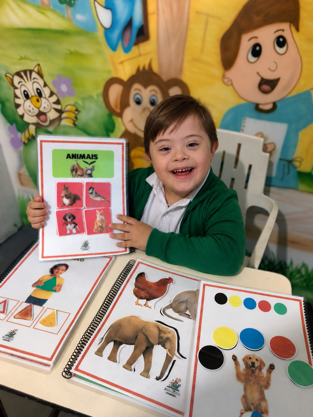 Criança com apostila de animais, formas geométricas e cores