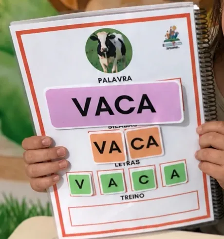 Atividade da palavra VACA dividida em sílabas e letras