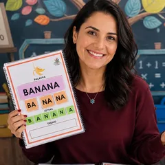 Professora mostrando atividade de sílabas