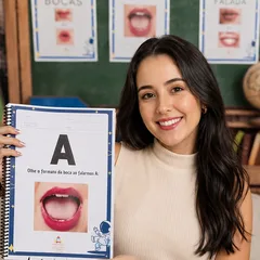 Psicopedagoga mostrando apostila do método fônico